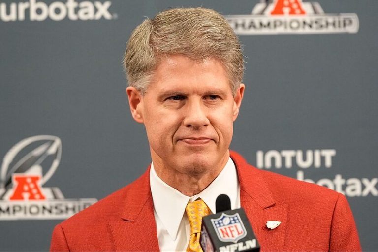 SHOCKING NEWS: The owner of Kansas City Chiefs, Clark Hunt just announces the trading of his team after this season to…