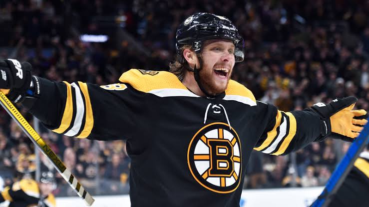 BRUINS BLAZE PAST SHARKS! Pastrnak’s RED-HOT Streak Continues in…